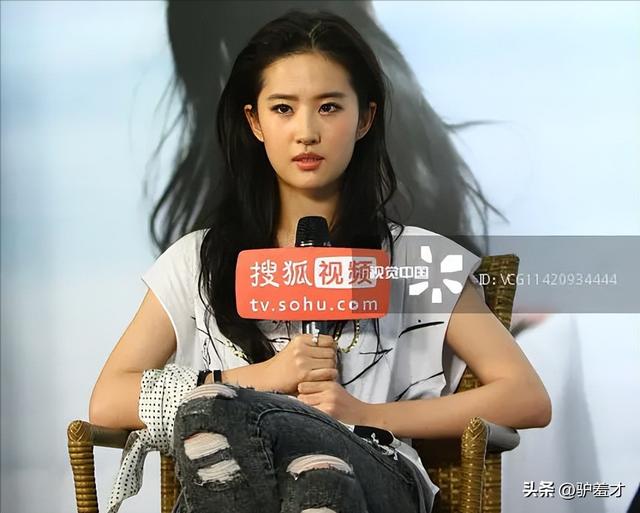 一场香港大火，让大家看清38岁刘亦菲的“真面目”，赵立坚说对了