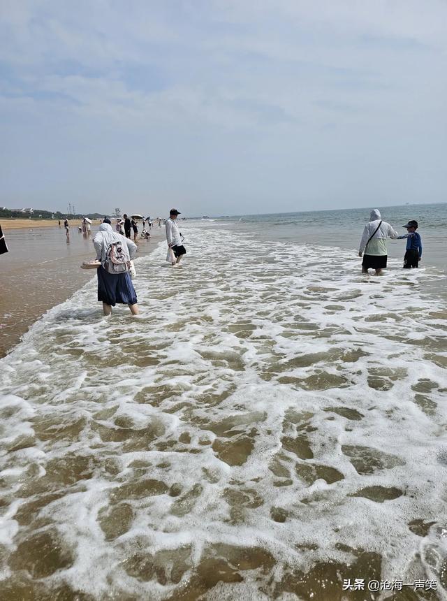 波浪，沙滩，海浪声，欢笑声，一声盖过一声，快乐最重要！