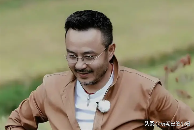 51岁汪涵现状:常年居住在长沙,穿人字拖嚼槟榔,大烟斗不离身