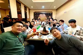 德云社四队聚会照被晒，小剧场封箱结束，涮火锅把酒言欢图片