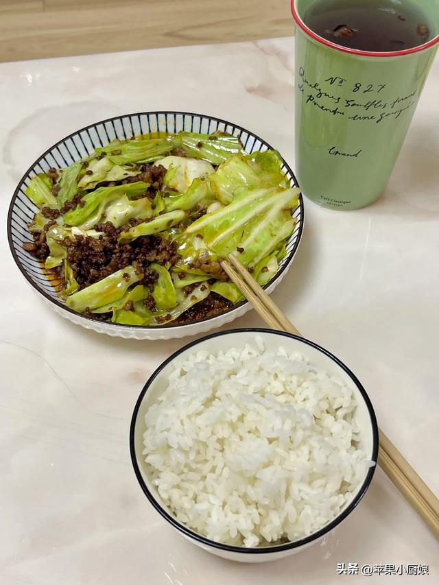 上海小伙负债15万后，晒出一人餐饭菜，网友：寒酸又真实