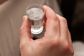 研究发现：人到中年，喝酒越多衰老越快图片