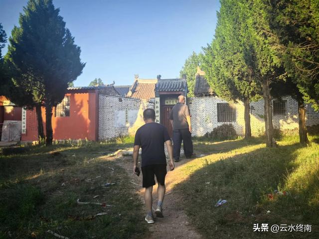 开车直上山顶，蓝田最佳纳凉吹风观山景的地方，看落日夕阳，真美