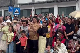 手机成了标配！高考考场外妈妈说松弛感最重要图片