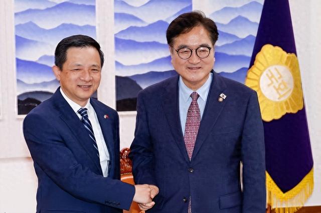拒绝北京阅兵后，李在明派特使团访华，中方两个字让其放心了