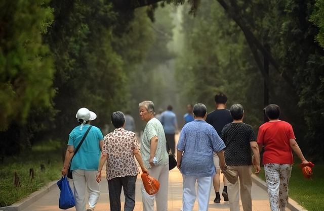 14亿人口的中国，每天会有多少人去世？这样下去未来或有大问题