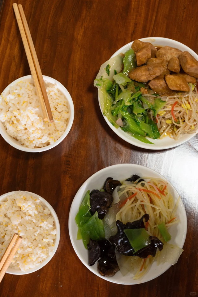 成都地铁直达！被低估的小众徒步秘境，10元斋饭好吃吃到撑