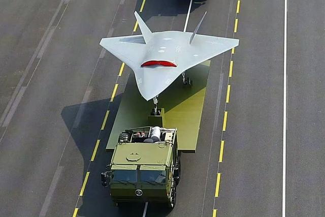 领先中美？土耳其两架“红苹果”无人战斗机完成自主编队飞行