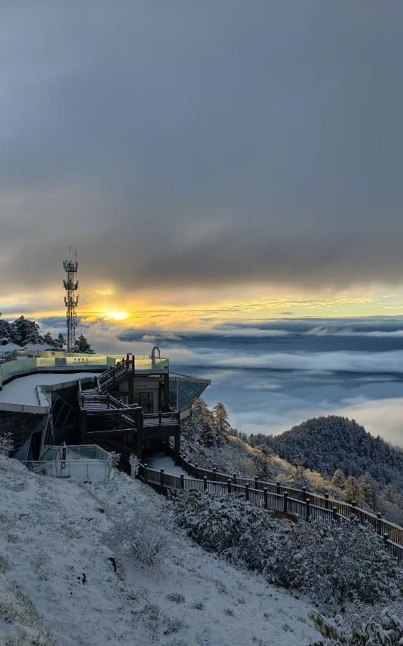 阳光洒满雪岭，成都秋天竟然来了一场“限定款”初雪！