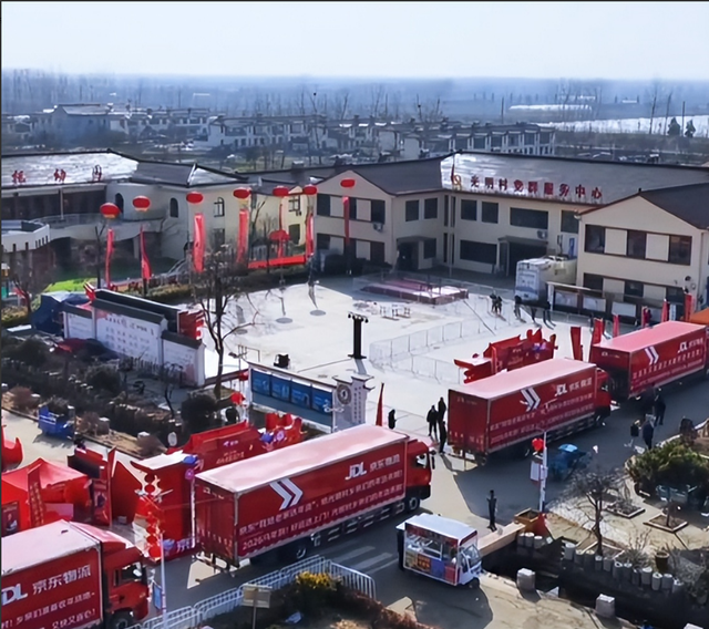 刘强东给老家送年货现场曝光，令人恶心的一幕出现，当场被人制止