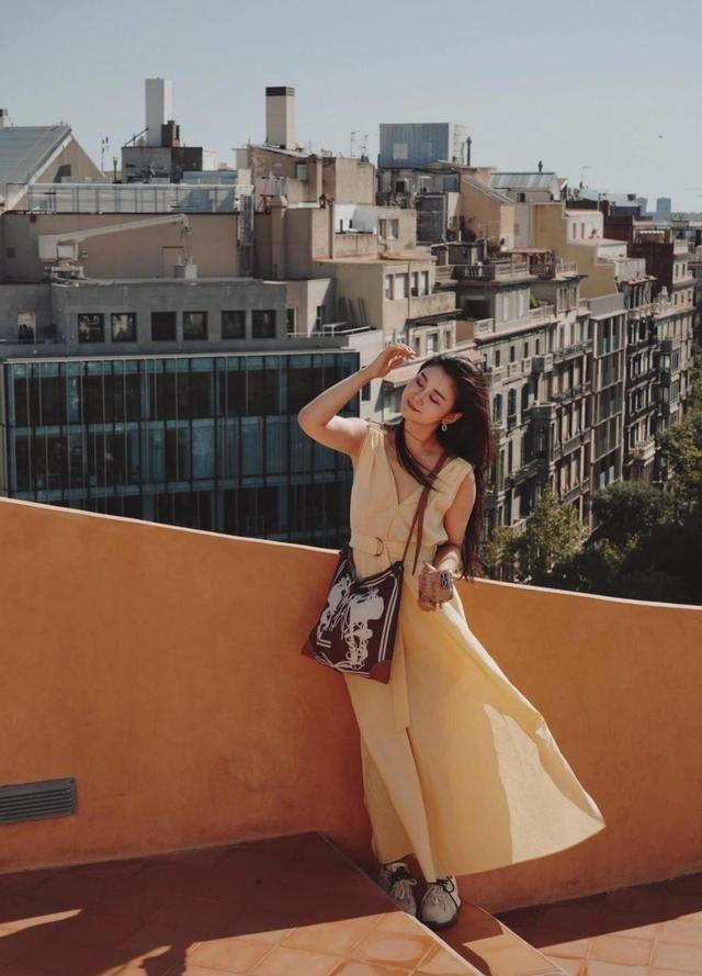 40岁李小萌太丰满，穿印花裙都兜不住好身材，难怪直男都喜欢她