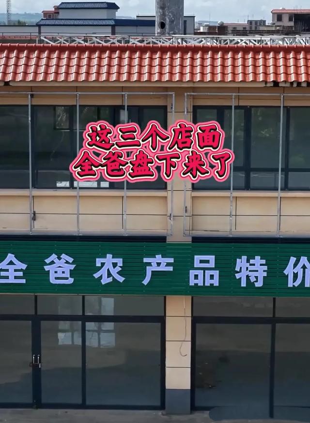 全红婵妈妈看新房，安全帽顶草帽上很特别，听说一楼没房间挺惊讶