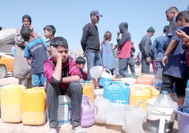 枪声里的日常：加沙家庭白天躲空袭抢粮，夜晚躲废墟帐篷忍饥寻水