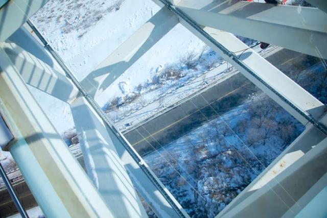 千年崖城变身童话雪国，萌娃嬉雪玩转跨国挑战！