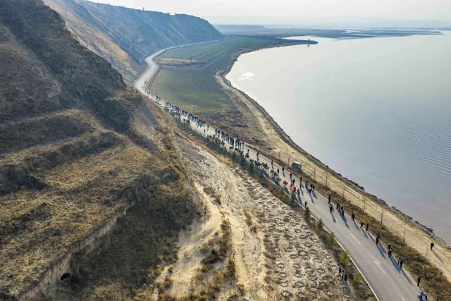 当黄河映驼影，这一刻仿佛穿越了丝路时光！