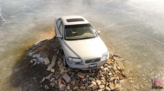 湖面上咋停了辆车，还成热门景点了？几百人来打卡，这得有多闲