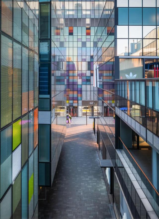 北京速度变慢？三里屯街头换脸，市民遛弯成热潮，漫步时代来临