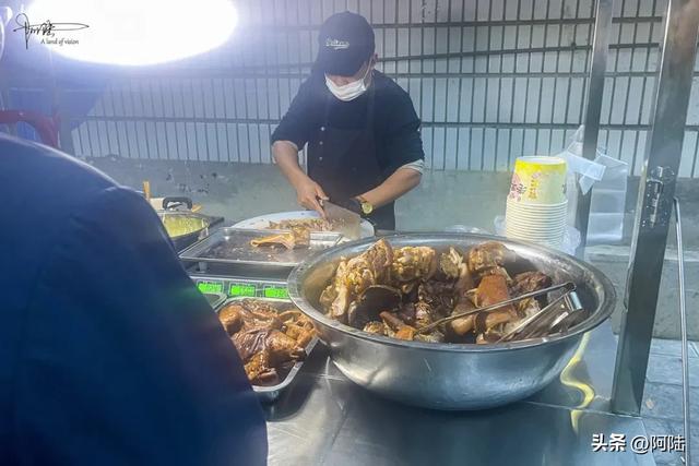 傍晚偶遇社区边的小小美食街,好几个摊位前都排着长队