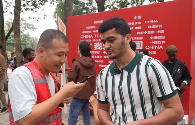 入境旅游火爆升温 乐山大佛景区喜迎中外游客