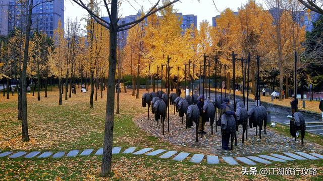 西安曲江富人区墓景房，地下埋着秦二世，地上是银杏林和博物馆