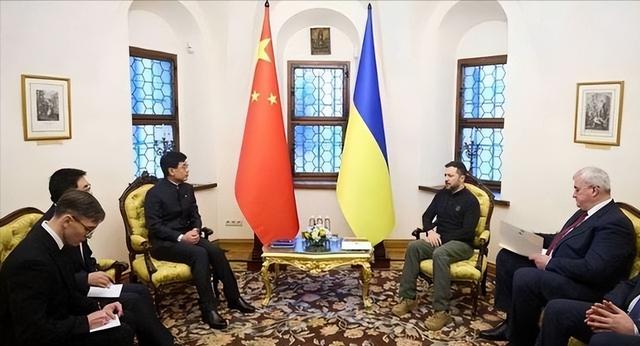 不装了？乌总统令拖中国下水	，特朗普准备发动战争，英法德意急了