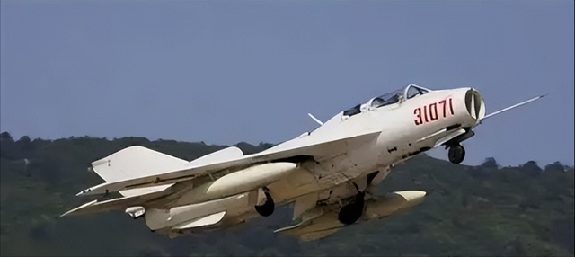 购买中国战斗机不给钱	，7次追债都没还，这个嚣张小国报应来了