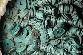 内蒙古鄂尔多斯市曾出土少见的西夏钱币窖藏共两千斤近3万枚图片