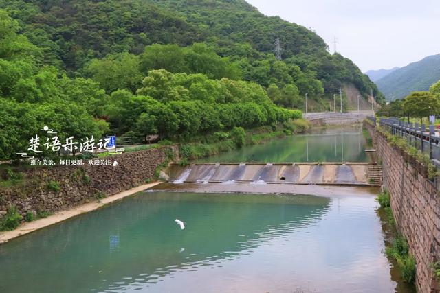 宁波奉化的网红乡村，门前清溪与4个水库连成玩水线，值得游玩