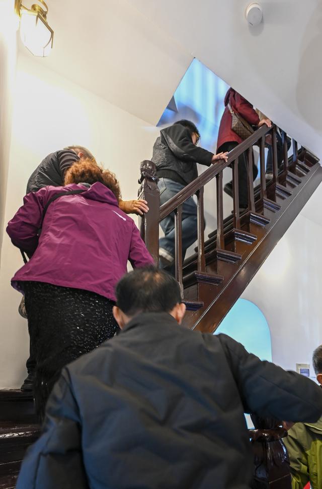 秋爽登文峰 塔下聚宾朋