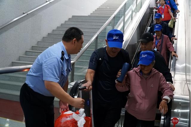 开启银发族的金秋之旅！“山海体旅·丹香号”银发旅游专列城阳启程