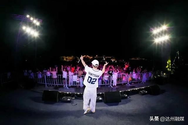 2025万源龙潭河泼水电音节首日燃爆！点燃狂欢盛夏~