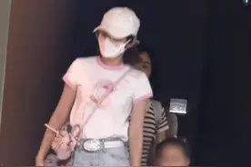 唐艺昕带女儿逛街 小樱桃一路蹦蹦跳跳活泼开朗图片