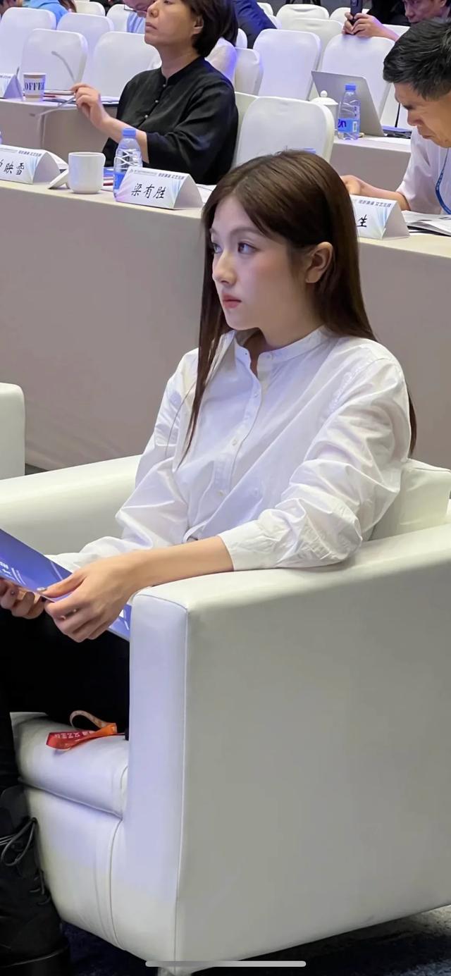 谁懂李兰迪这套上半身和下半身的温度差
