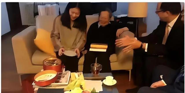 18年，杨振宁儿女从美国来看望父亲与翁帆，一家人在三峡其乐融融
