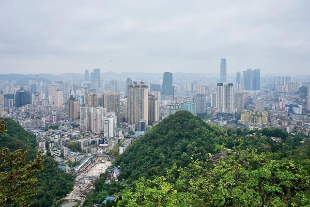 贵阳黔灵山公园，亲子游玩的好去处，这里有近距离撸猴的绝佳地点