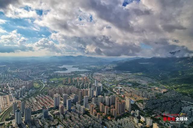 雨后泰城 泰山云雾间