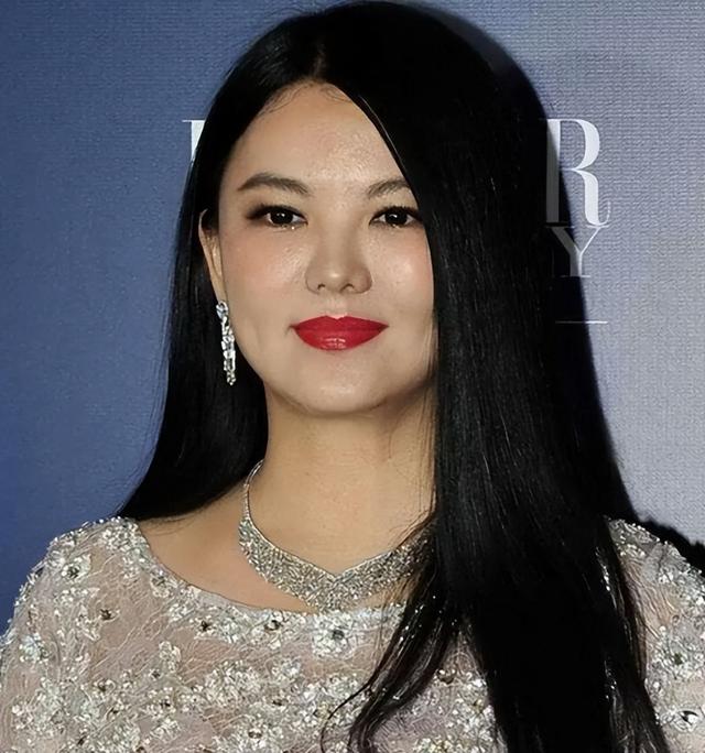 李湘风波再发酵！家境被扒底朝天	，父母身份曝光，原来何炅没说错