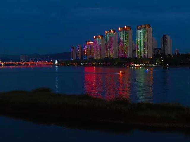 美轮美奂的吉林松花江畔夜景