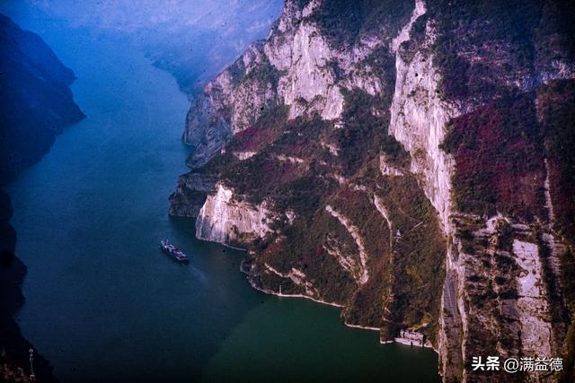 冬日巫山：红叶浸透风骨，江山如画