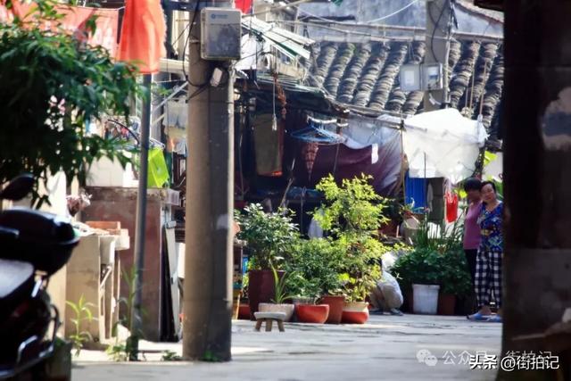 这条河边老街的“慢生活”：他们沿用数十年前的方式，一晃半生