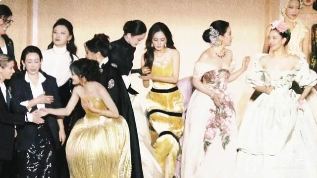 钟楚曦VOGUE盛典疯狂抢C，网友：野心一大坨，实力一丢丢！