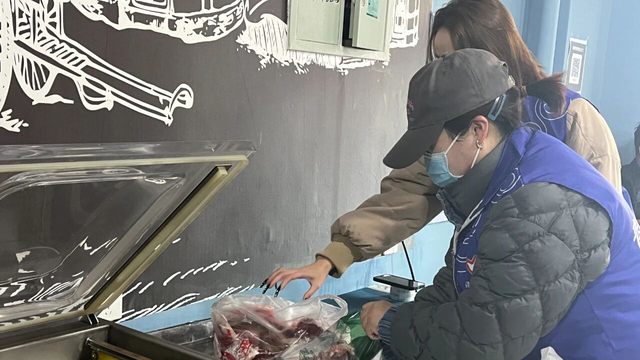 青年志愿者为鄂温克族自治旗冬季游牧文化体验季“伊德喜”冬储肉大集注入青春力量