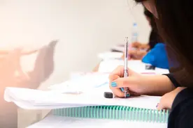 “她为什么换了导师”，一篇硕士论文爆火背后图片