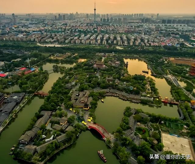 游客在河南一景区游玩买补给没网又没钱，老板一句话，众人：得给