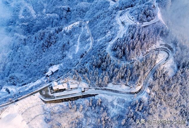 长阳天柱山迎2026年首场大雪云海美如仙境