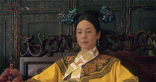 1894年，18岁的珍妃得罪慈禧，被强行扒掉裤子，太监们一拥而上