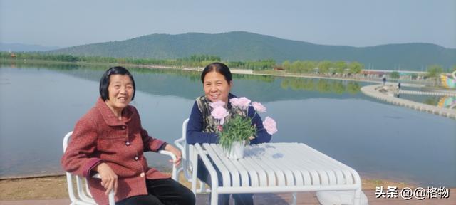 《带80岁老妈出游，她笑的那一刻，我才懂：孝顺从来不是钱的事》