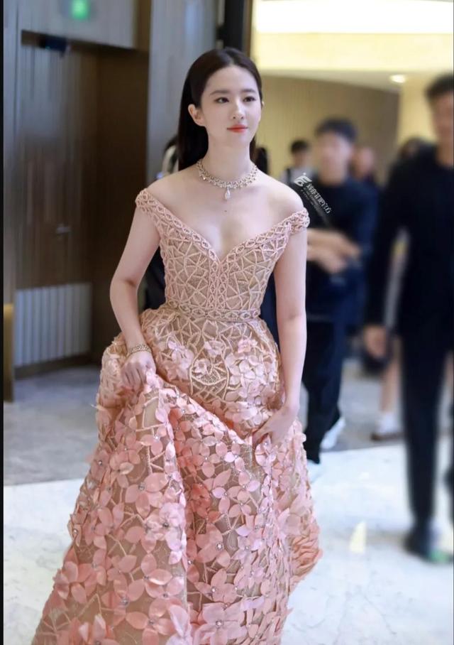 刘亦菲被嘲肩膀宽	，我仔细对比照片后，终于明白什么叫自然美