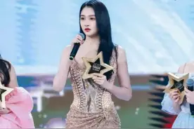 关晓彤穿透视裙真奔放，侧开叉到大腿根也不遮挡，若隐若现险走光图片