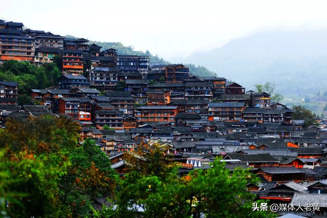 雷山西江苗寨初冬景色怡人吸引游客错峰出游